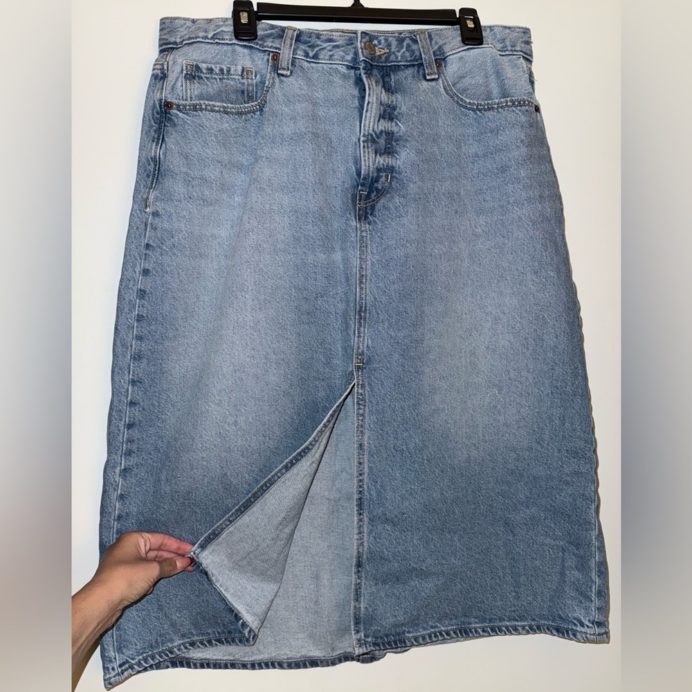 Old Navy jean skirt. Lightly worn. Size 16